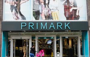 Primark выпустил новую модную линию Barbie, в которой представлены сумки и купальники